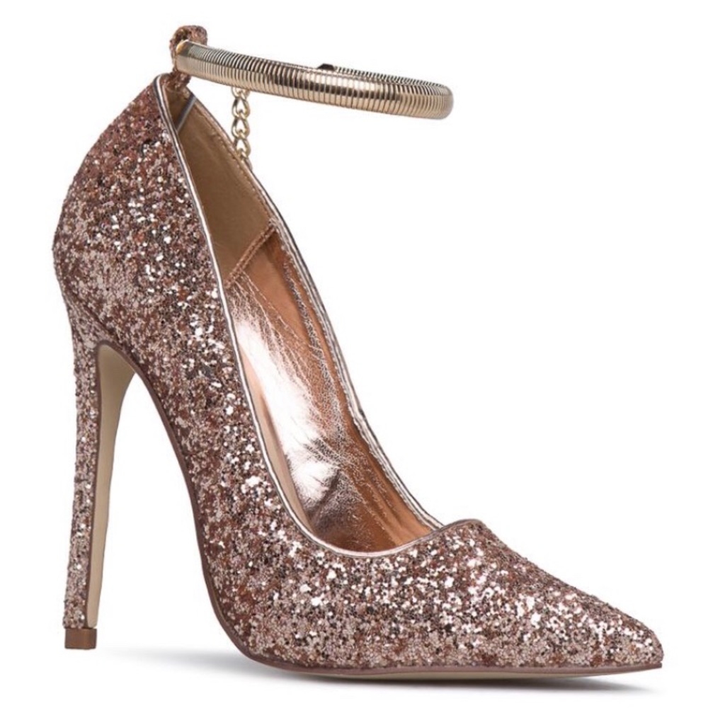 Brand new pumps, NEVER WORN, size 8 👠